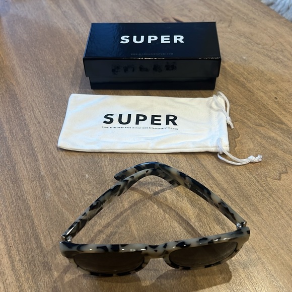 RETROSUPERFUTURE CLASSIC SUNGLASSES - DISCONTINUED COLORWAY WHITE TORTOISESHELL. - Picture 2 of 11